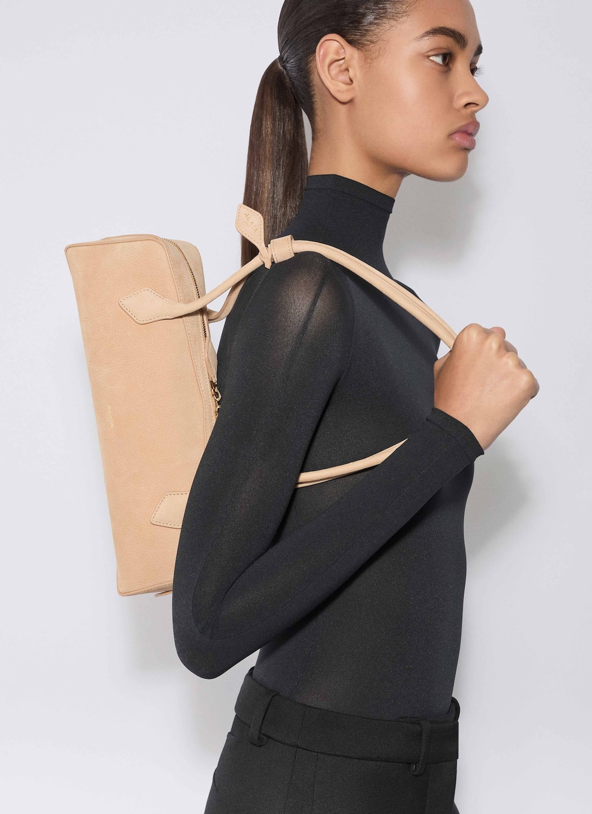 LE TECKEL MEDIUM BAG IN NUBUCK ALAÏA DESERT LE TECKEL MEDIUM BAG IN NUBUCK